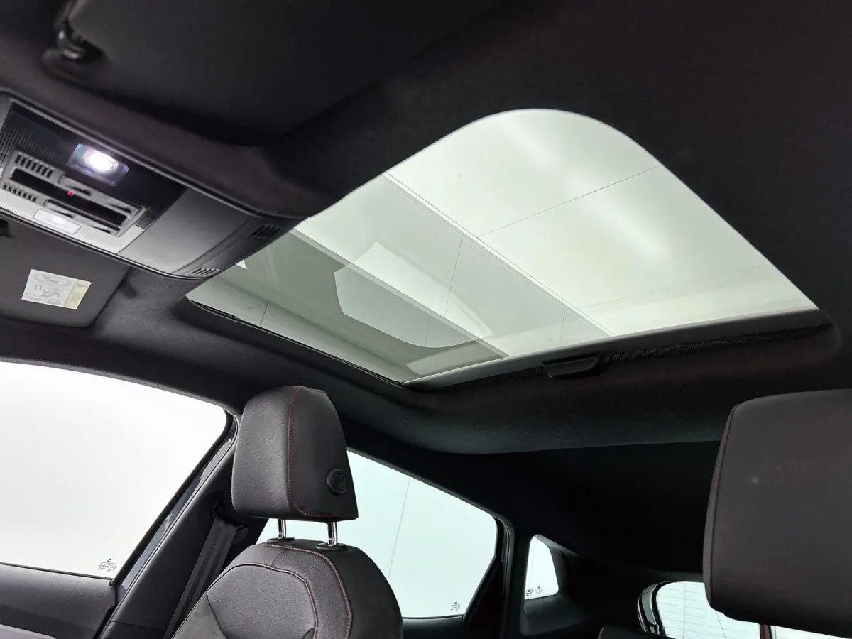 1.0 TSI FR Business Intense 116 PK | Navigatie | Climate Control | Apple Carplay | Stoelverwarming | Achteruitrijcamera | Parkeersensoren | Panoramadak |