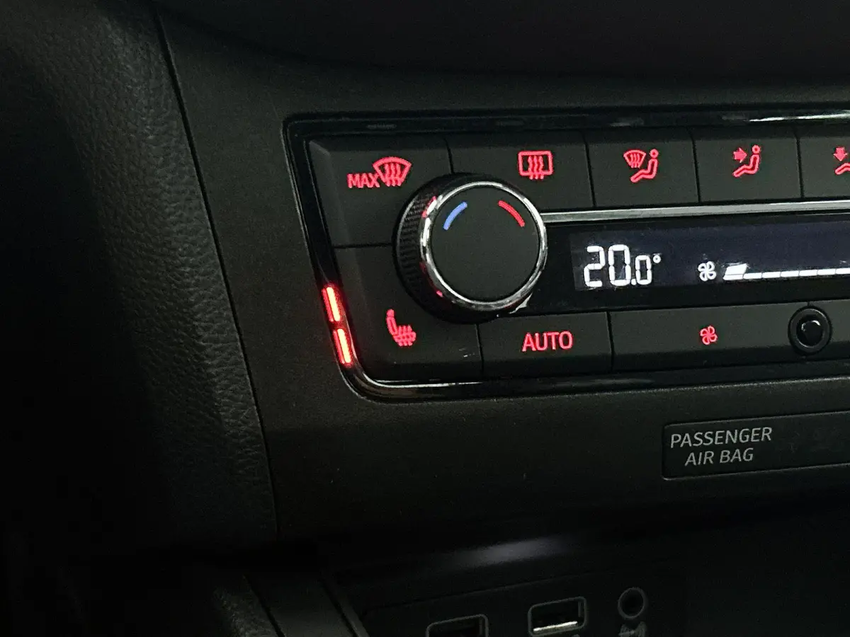 1.0 TSI FR Business Intense 116 PK | Navigatie | Climate Control | Apple Carplay | Stoelverwarming | Achteruitrijcamera | Parkeersensoren | Panoramadak |