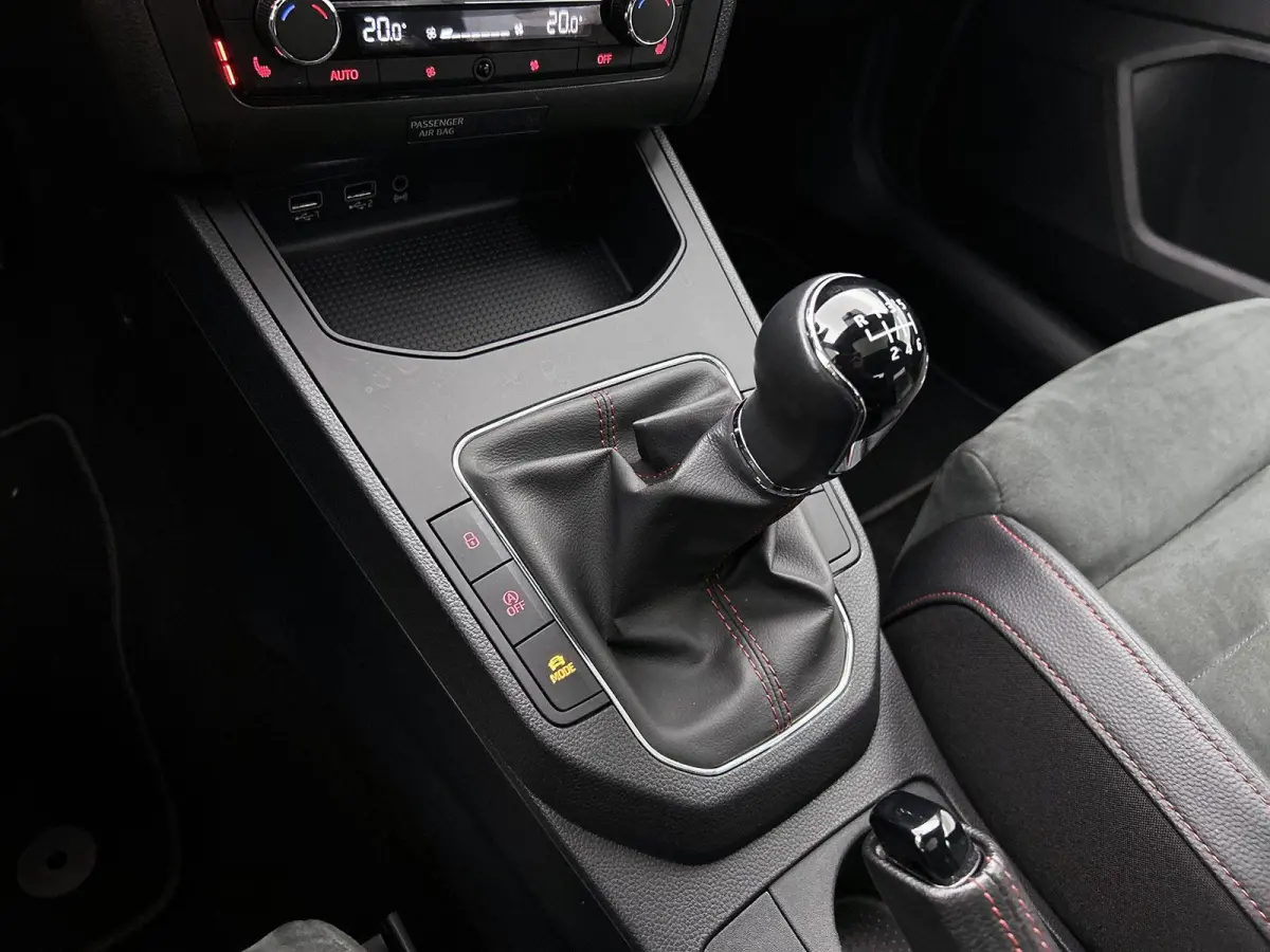 1.0 TSI FR Business Intense 116 PK | Navigatie | Climate Control | Apple Carplay | Stoelverwarming | Achteruitrijcamera | Parkeersensoren | Panoramadak |