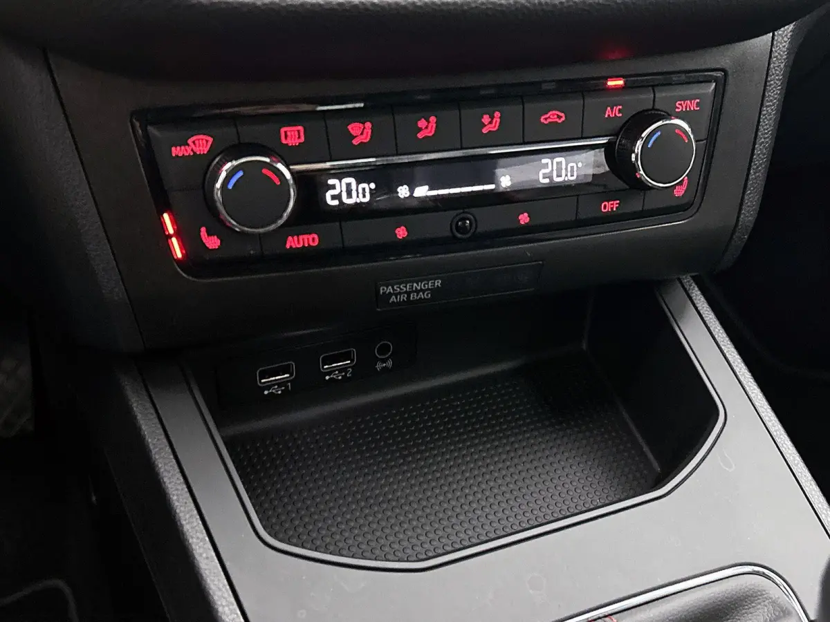 1.0 TSI FR Business Intense 116 PK | Navigatie | Climate Control | Apple Carplay | Stoelverwarming | Achteruitrijcamera | Parkeersensoren | Panoramadak |