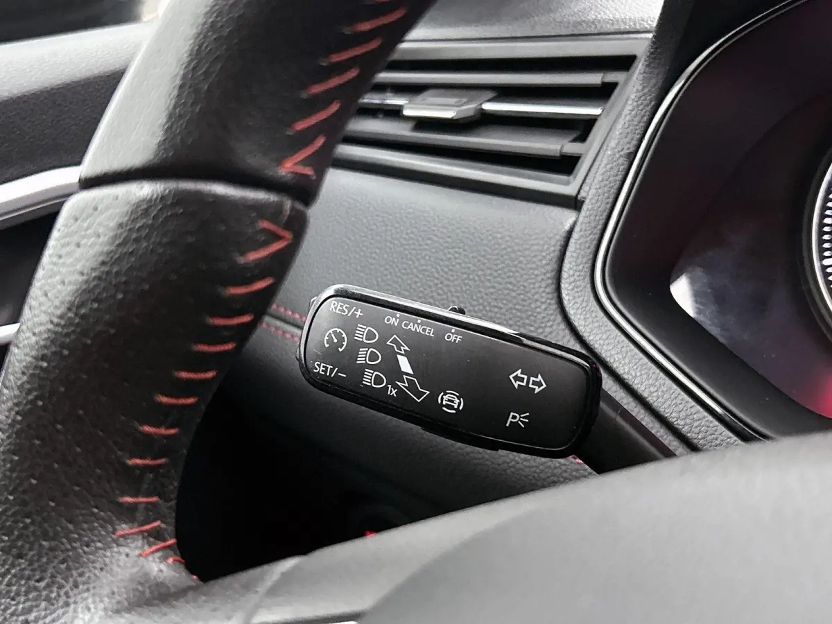 1.0 TSI FR Business Intense 116 PK | Navigatie | Climate Control | Apple Carplay | Stoelverwarming | Achteruitrijcamera | Parkeersensoren | Panoramadak |