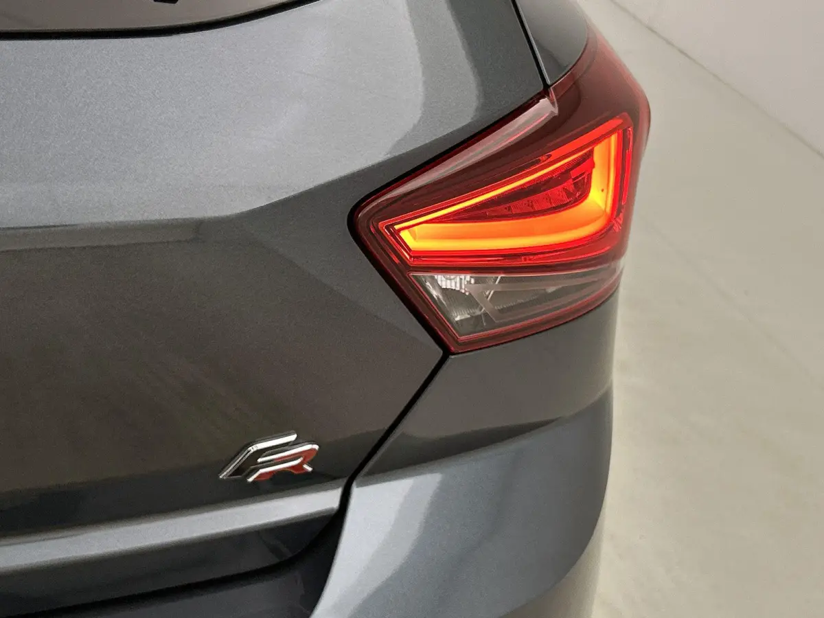1.0 TSI FR Business Intense 116 PK | Navigatie | Climate Control | Apple Carplay | Stoelverwarming | Achteruitrijcamera | Parkeersensoren | Panoramadak |