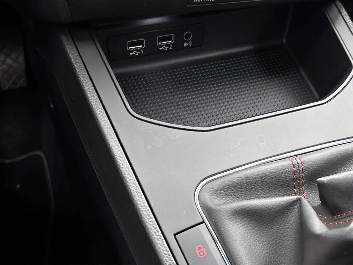 1.0 TSI FR Business Intense 116 PK | Navigatie | Climate Control | Apple Carplay | Stoelverwarming | Achteruitrijcamera | Parkeersensoren | Panoramadak |