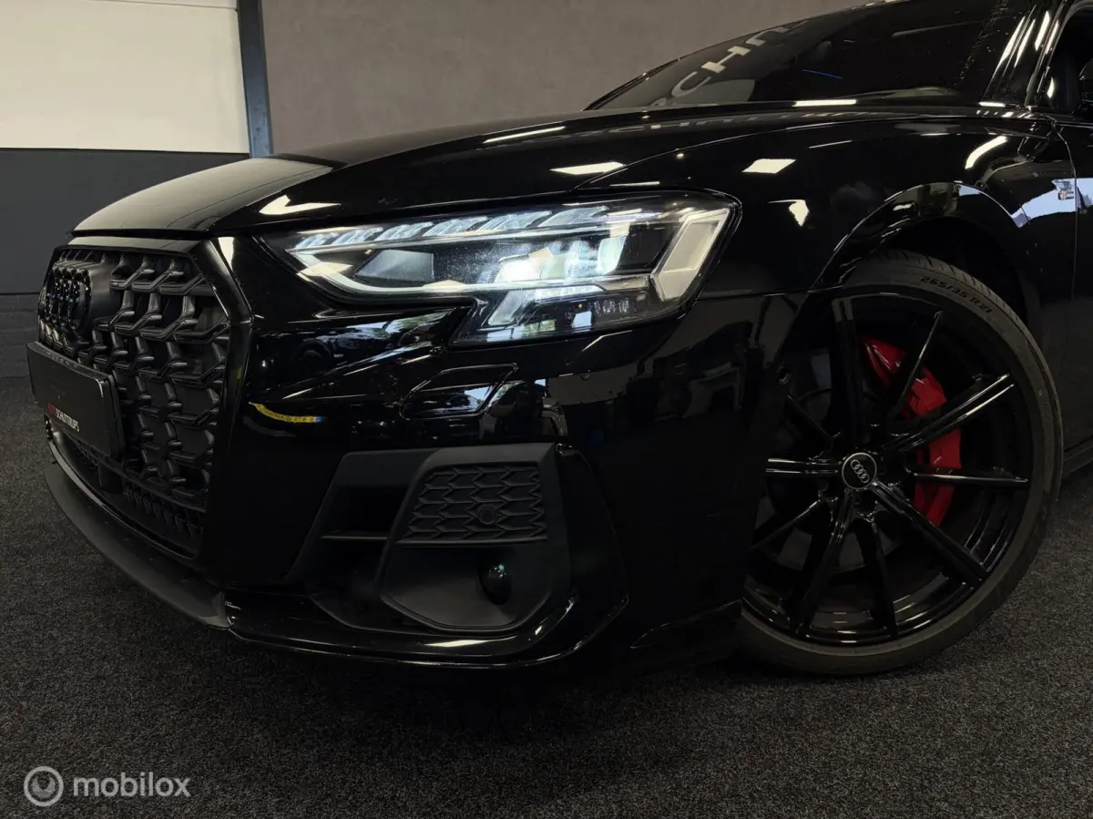 60 TFSI S-LINE V8 460 PK VERWACHT / 4WS / BLACK OPTIC+ / BOWERS & WILKINS / 21" / PANO / VALCONA / UNIEK IN NL! / STOELVERW. / STOELKOELING /