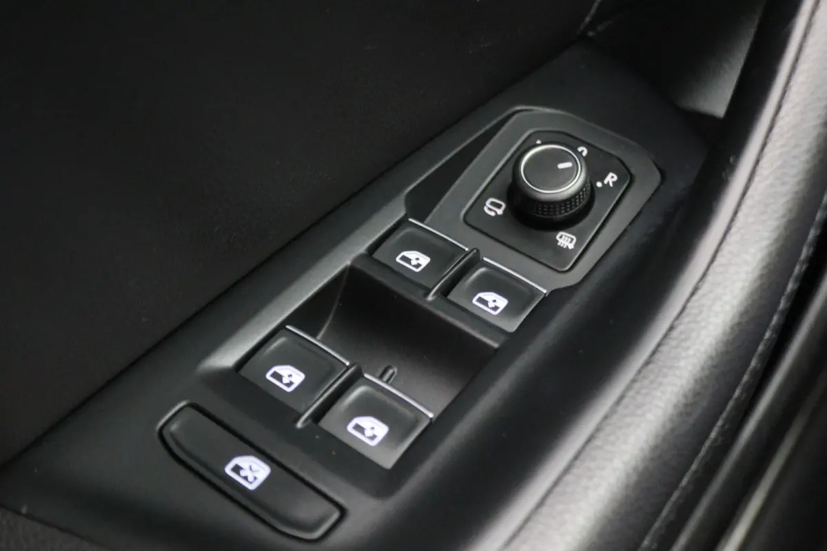 1.6 TDI DSG Highline Business R-Line Panoramadak, Virtual Cockpit, Trekhaak, Camera, Apple Carplay, PDC, 17''