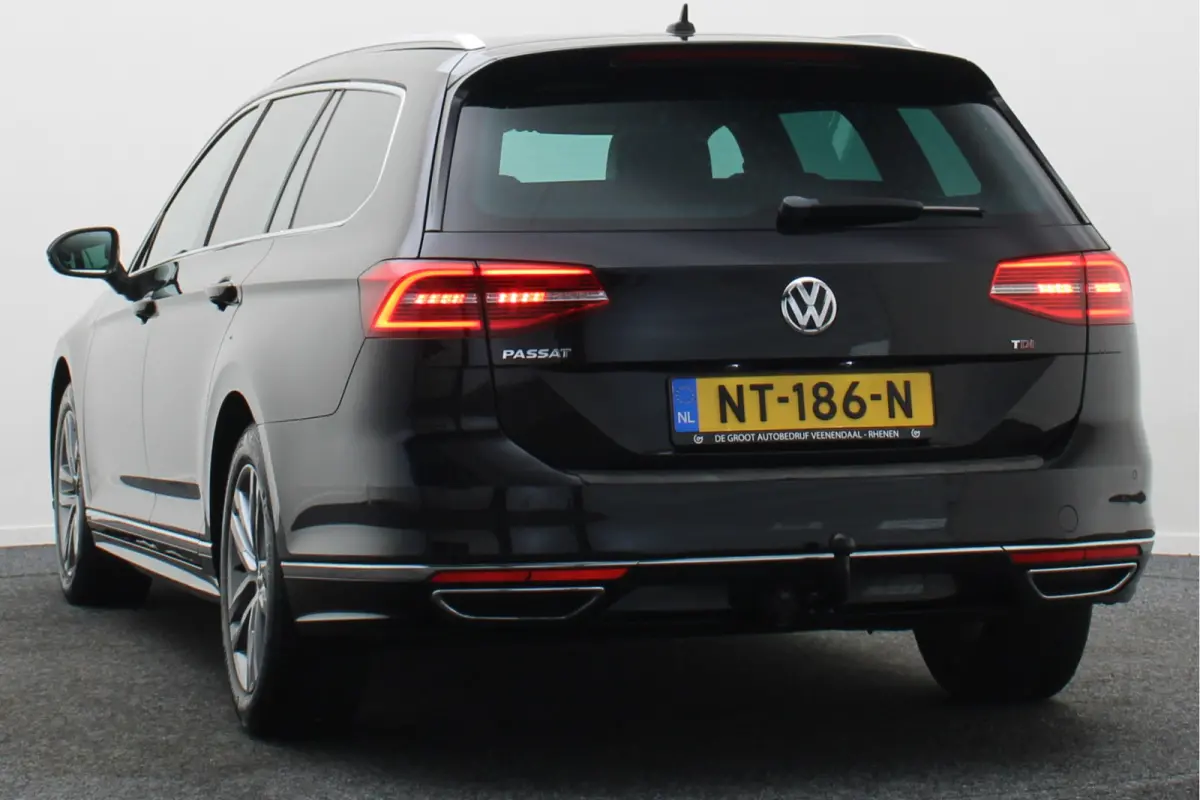 1.6 TDI DSG Highline Business R-Line Panoramadak, Virtual Cockpit, Trekhaak, Camera, Apple Carplay, PDC, 17''