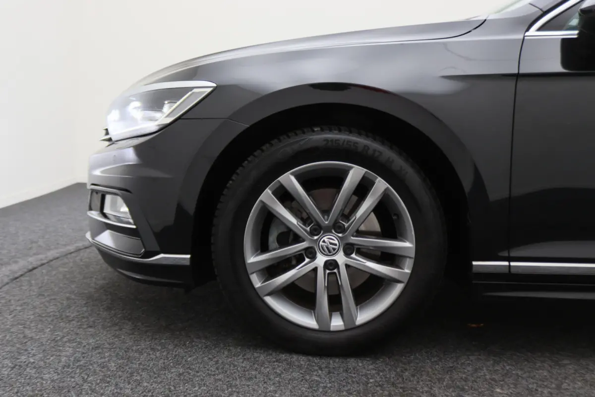 1.6 TDI DSG Highline Business R-Line Panoramadak, Virtual Cockpit, Trekhaak, Camera, Apple Carplay, PDC, 17''