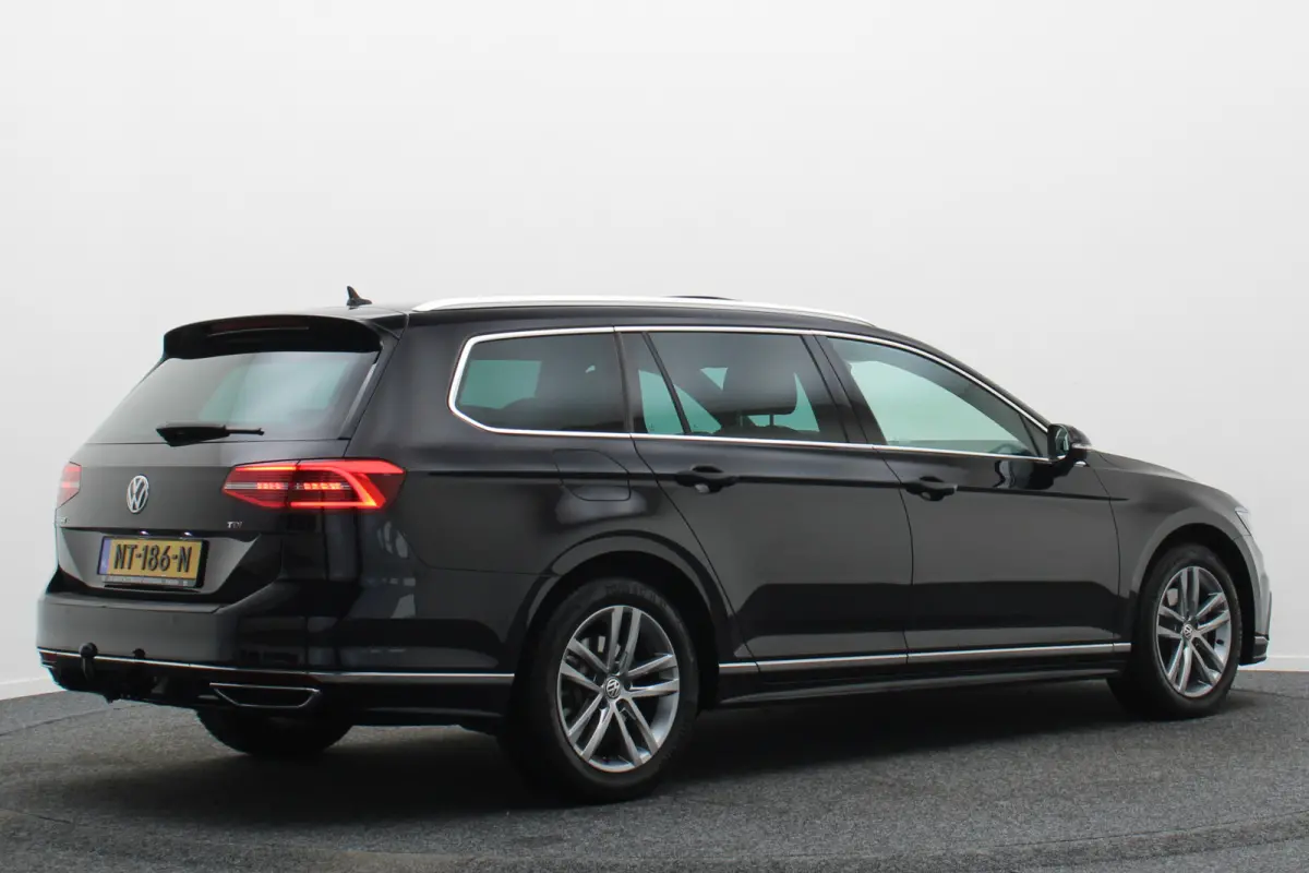 1.6 TDI DSG Highline Business R-Line Panoramadak, Virtual Cockpit, Trekhaak, Camera, Apple Carplay, PDC, 17''
