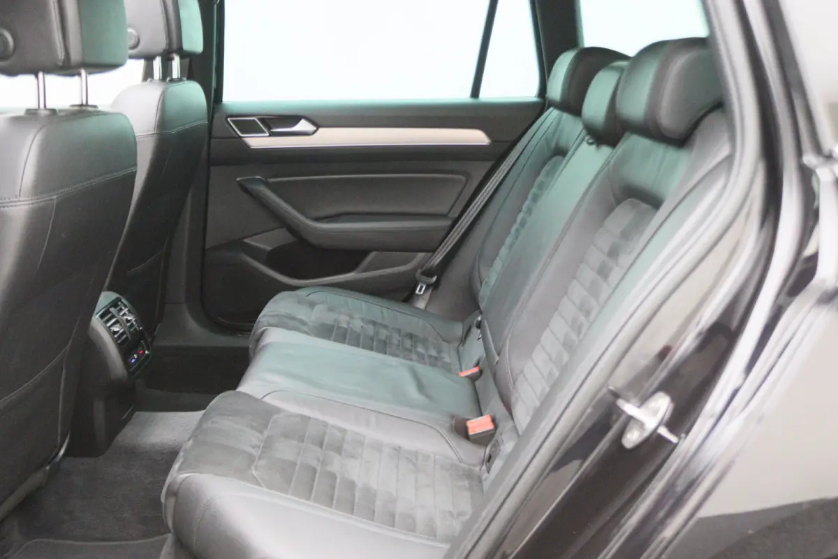 1.6 TDI DSG Highline Business R-Line Panoramadak, Virtual Cockpit, Trekhaak, Camera, Apple Carplay, PDC, 17''