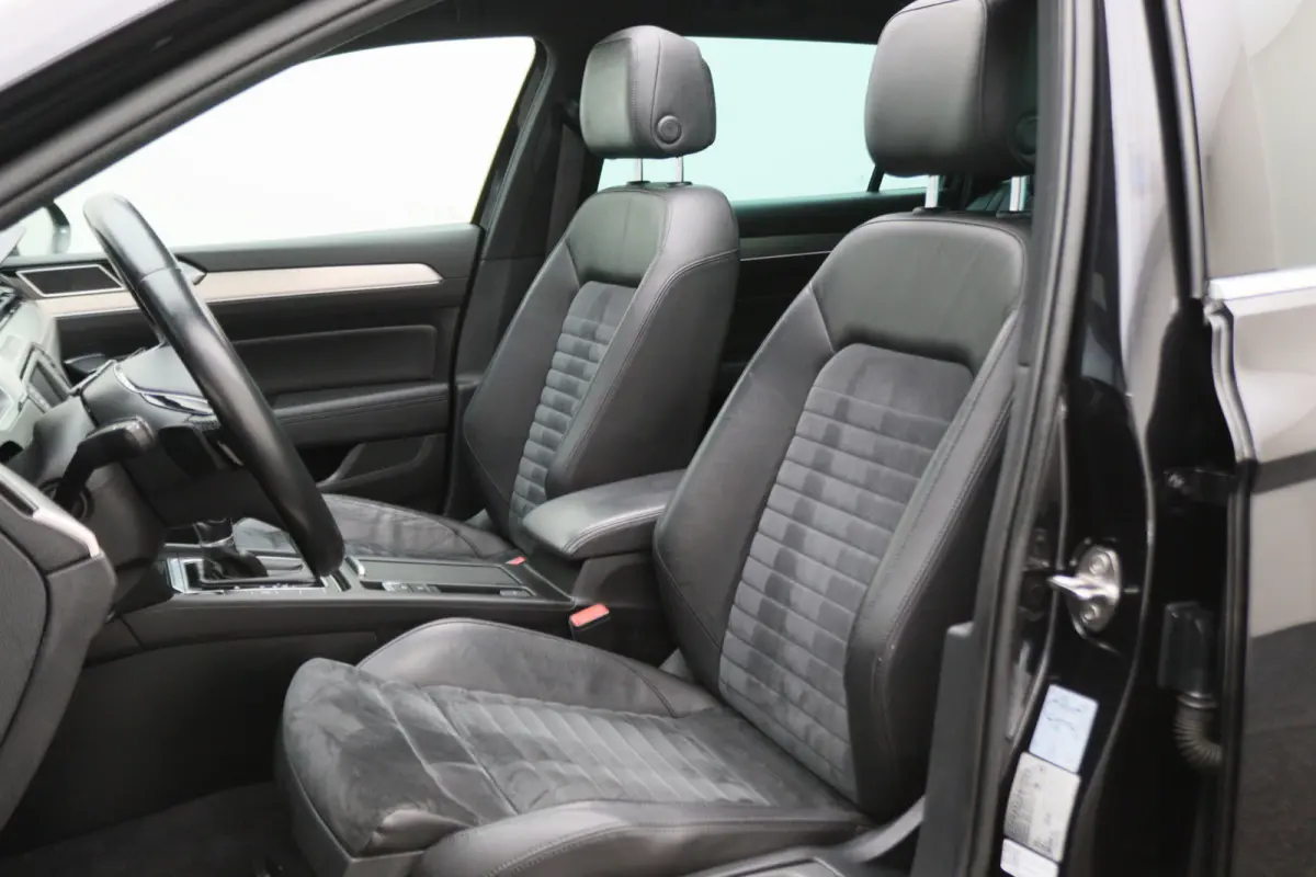 1.6 TDI DSG Highline Business R-Line Panoramadak, Virtual Cockpit, Trekhaak, Camera, Apple Carplay, PDC, 17''