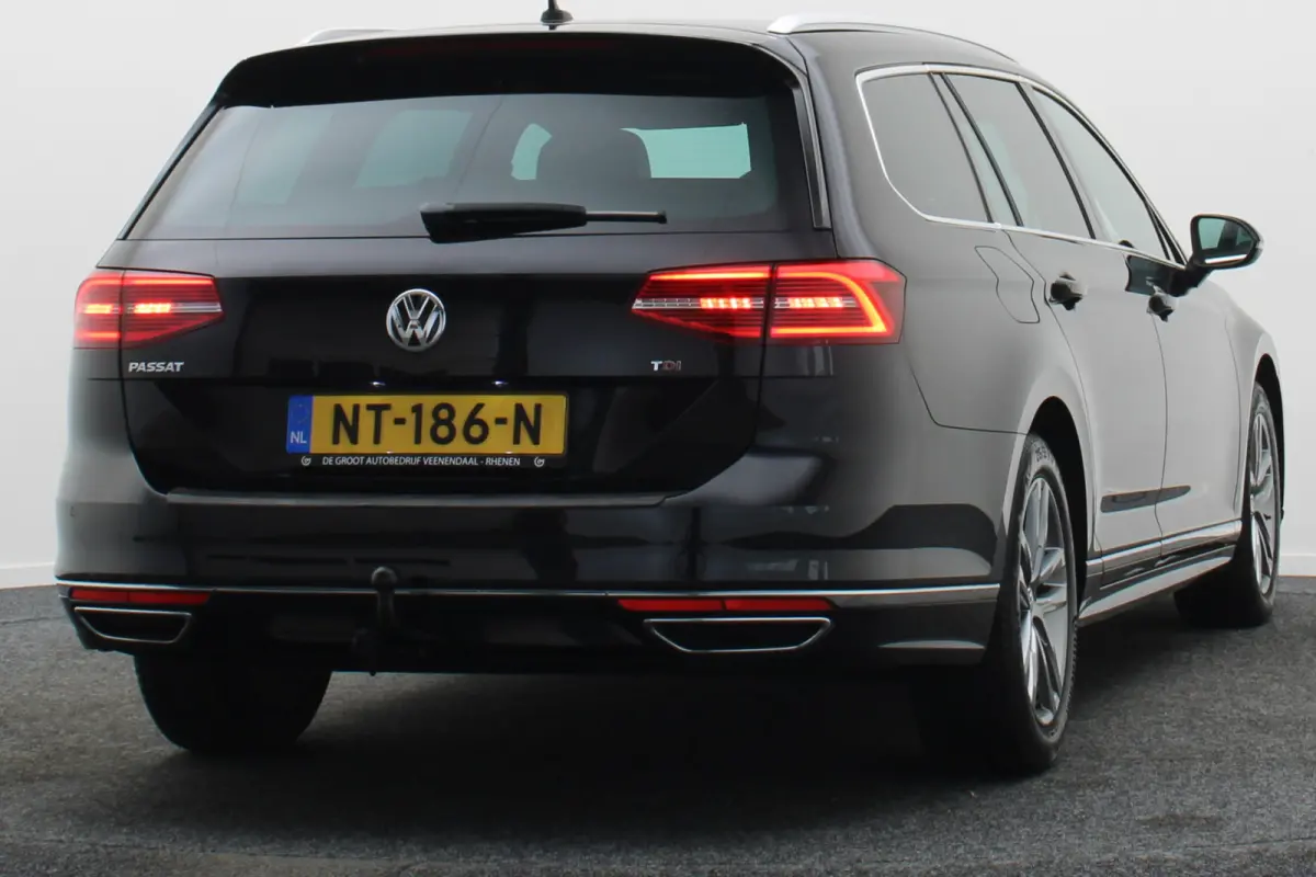 1.6 TDI DSG Highline Business R-Line Panoramadak, Virtual Cockpit, Trekhaak, Camera, Apple Carplay, PDC, 17''