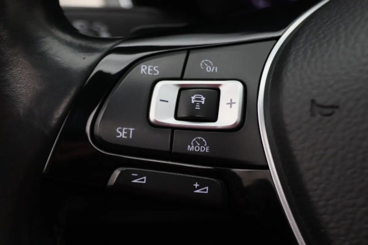1.6 TDI DSG Highline Business R-Line Panoramadak, Virtual Cockpit, Trekhaak, Camera, Apple Carplay, PDC, 17''