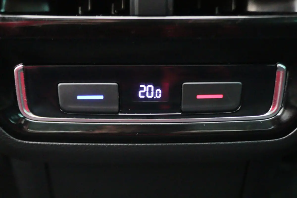 1.6 TDI DSG Highline Business R-Line Panoramadak, Virtual Cockpit, Trekhaak, Camera, Apple Carplay, PDC, 17''