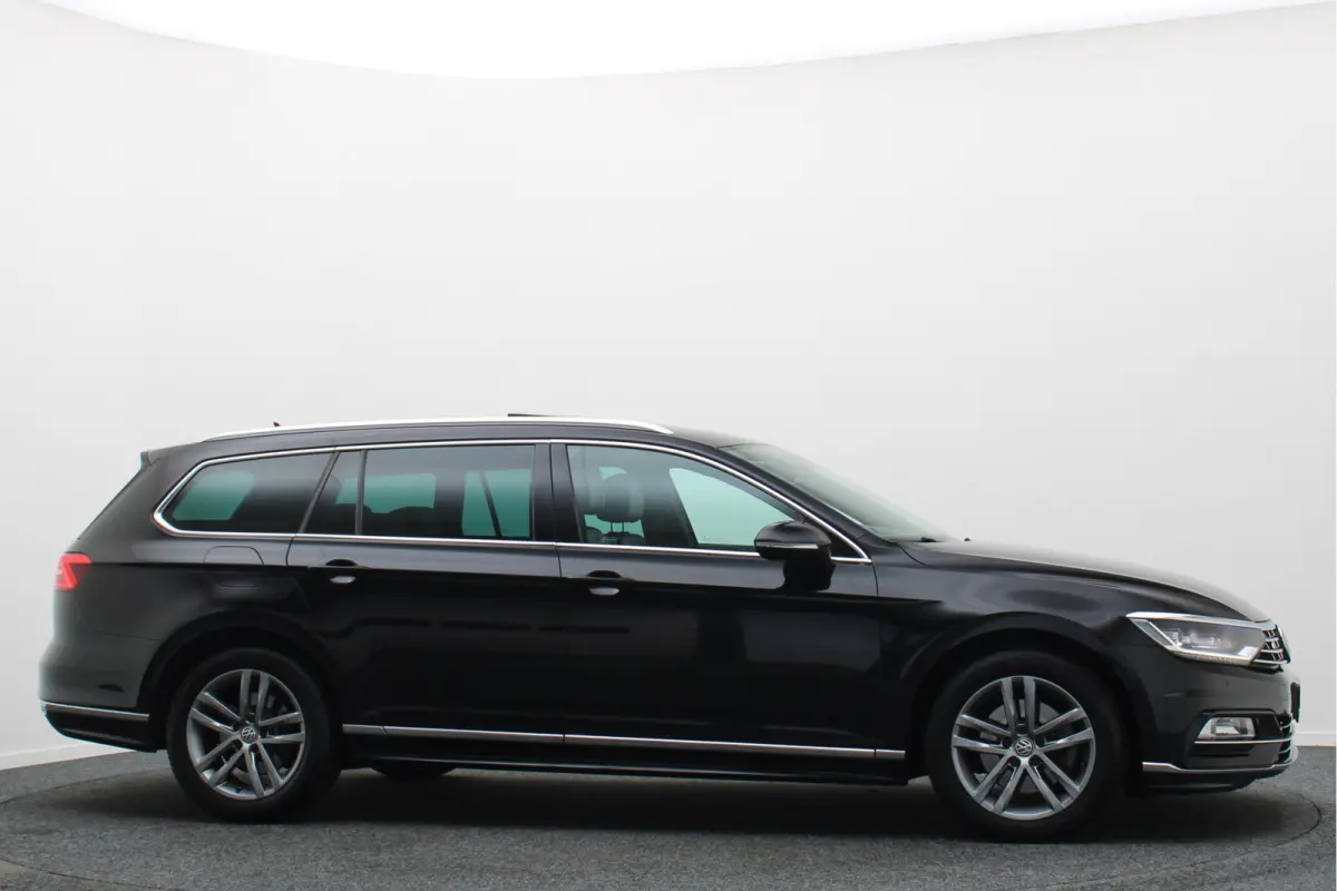 1.6 TDI DSG Highline Business R-Line Panoramadak, Virtual Cockpit, Trekhaak, Camera, Apple Carplay, PDC, 17''