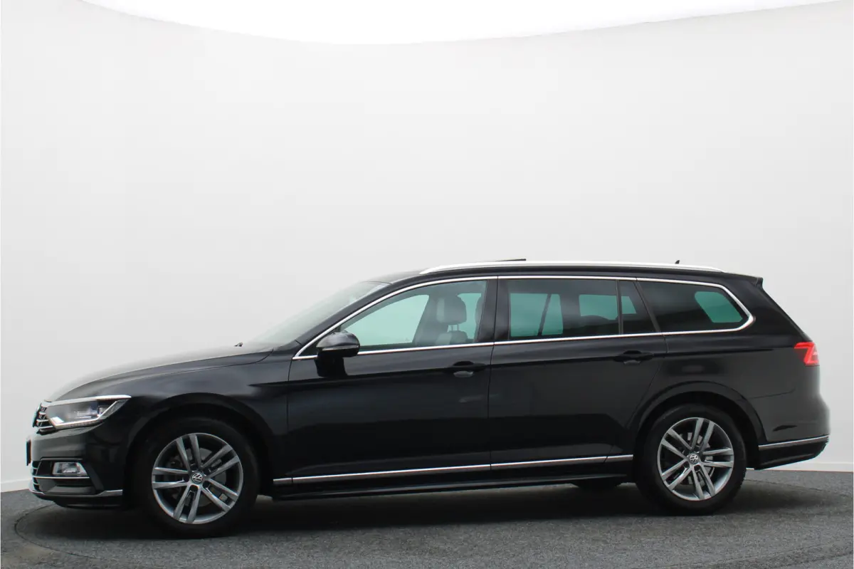 1.6 TDI DSG Highline Business R-Line Panoramadak, Virtual Cockpit, Trekhaak, Camera, Apple Carplay, PDC, 17''