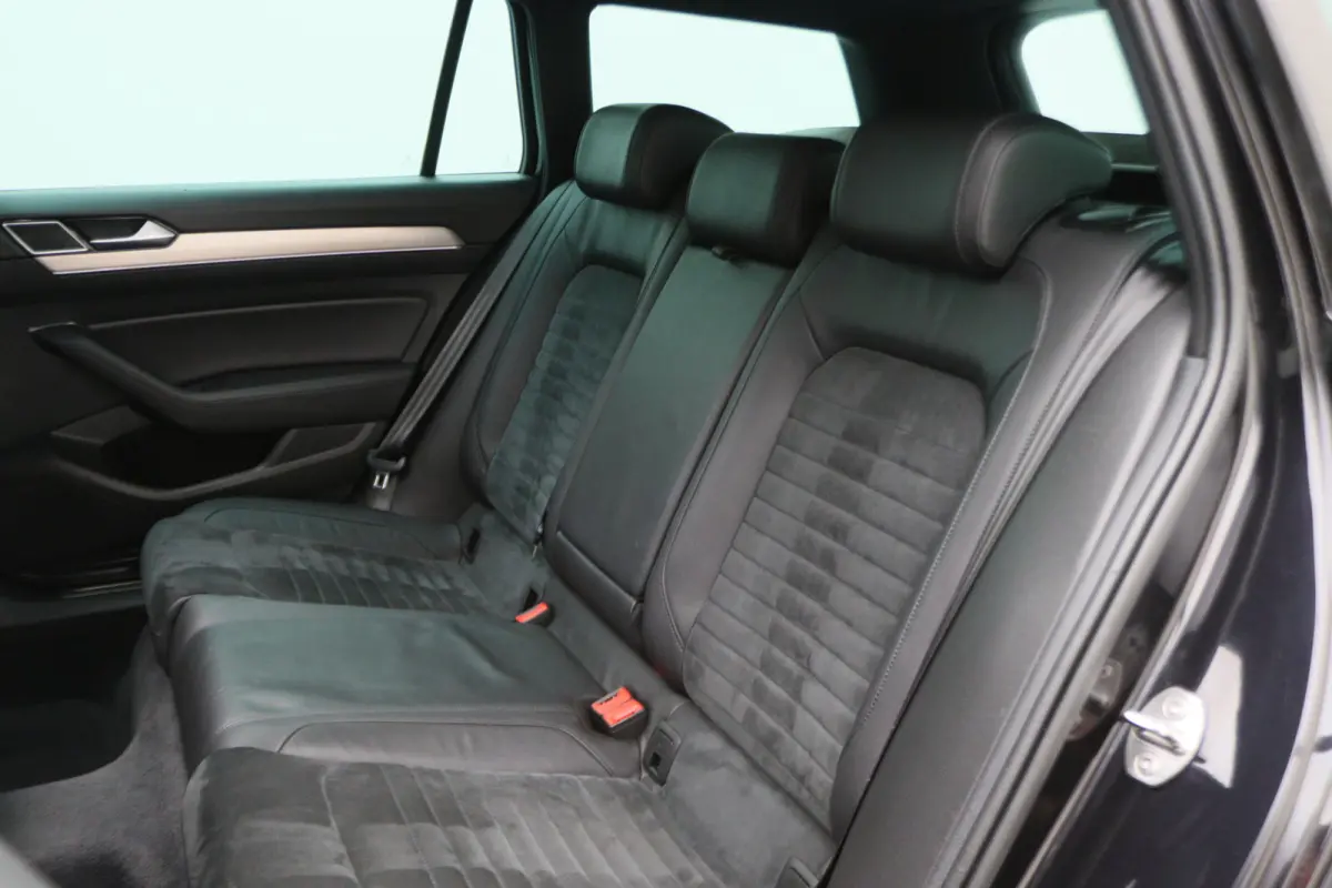 1.6 TDI DSG Highline Business R-Line Panoramadak, Virtual Cockpit, Trekhaak, Camera, Apple Carplay, PDC, 17''