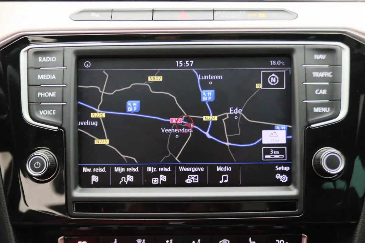 1.6 TDI DSG Highline Business R-Line Panoramadak, Virtual Cockpit, Trekhaak, Camera, Apple Carplay, PDC, 17''