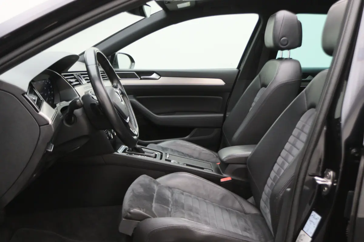 1.6 TDI DSG Highline Business R-Line Panoramadak, Virtual Cockpit, Trekhaak, Camera, Apple Carplay, PDC, 17''