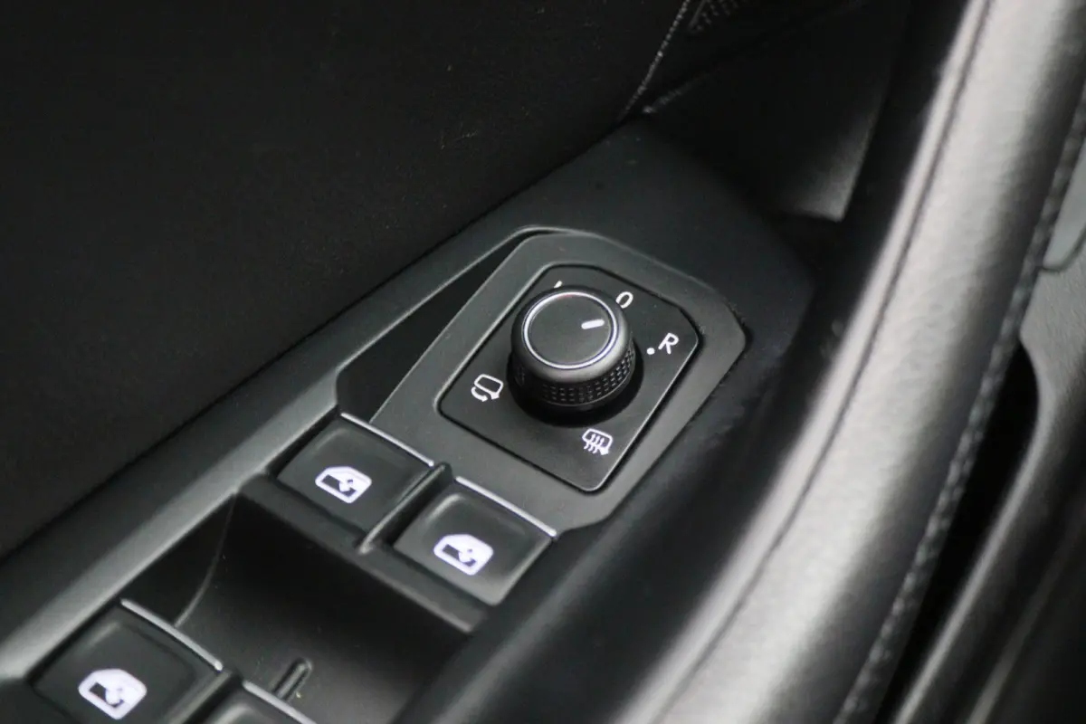 1.6 TDI DSG Highline Business R-Line Panoramadak, Virtual Cockpit, Trekhaak, Camera, Apple Carplay, PDC, 17''