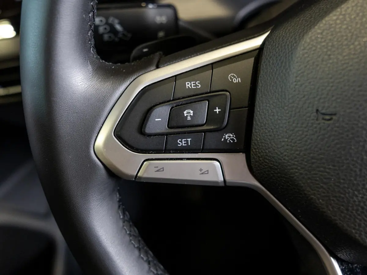 1.5 eTSI R-Line Business+ 150pk / Dodehoek detectie / Elektrisch verstelbare stoelen met geheugen / Achteruitrijcamera / Stoelverwarming / Apple carplay /