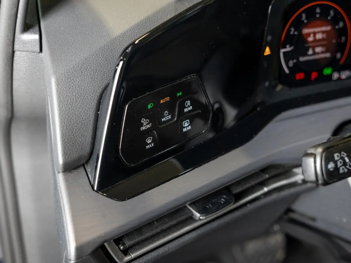 1.5 eTSI R-Line Business+ 150pk / Dodehoek detectie / Elektrisch verstelbare stoelen met geheugen / Achteruitrijcamera / Stoelverwarming / Apple carplay /