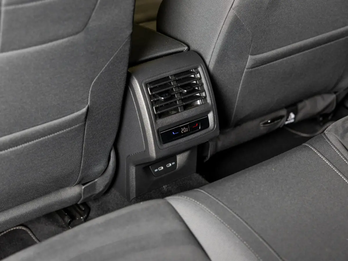 1.5 eTSI R-Line Business+ 150pk / Dodehoek detectie / Elektrisch verstelbare stoelen met geheugen / Achteruitrijcamera / Stoelverwarming / Apple carplay /