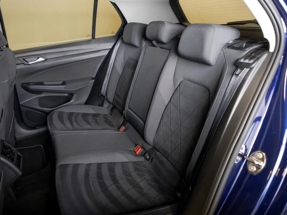 1.5 eTSI R-Line Business+ 150pk / Dodehoek detectie / Elektrisch verstelbare stoelen met geheugen / Achteruitrijcamera / Stoelverwarming / Apple carplay /