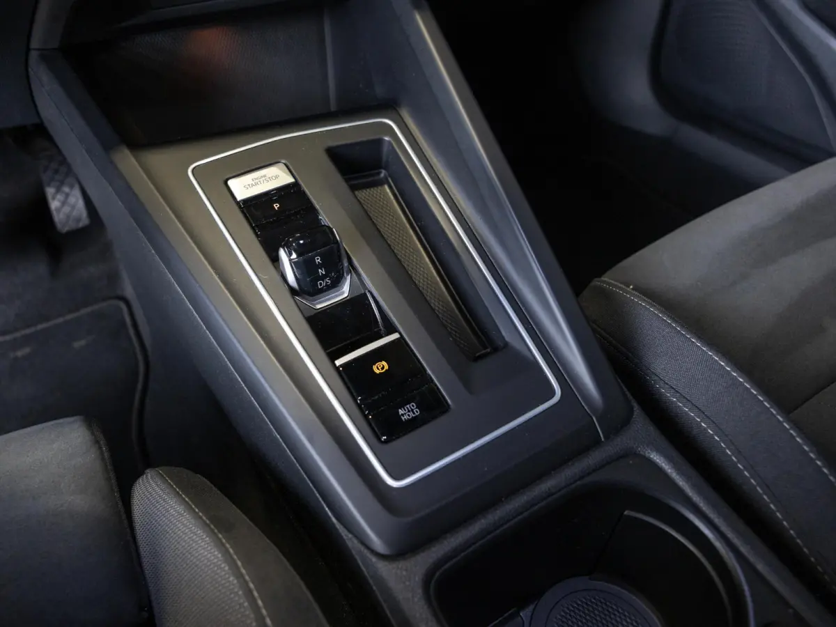 1.5 eTSI R-Line Business+ 150pk / Dodehoek detectie / Elektrisch verstelbare stoelen met geheugen / Achteruitrijcamera / Stoelverwarming / Apple carplay /