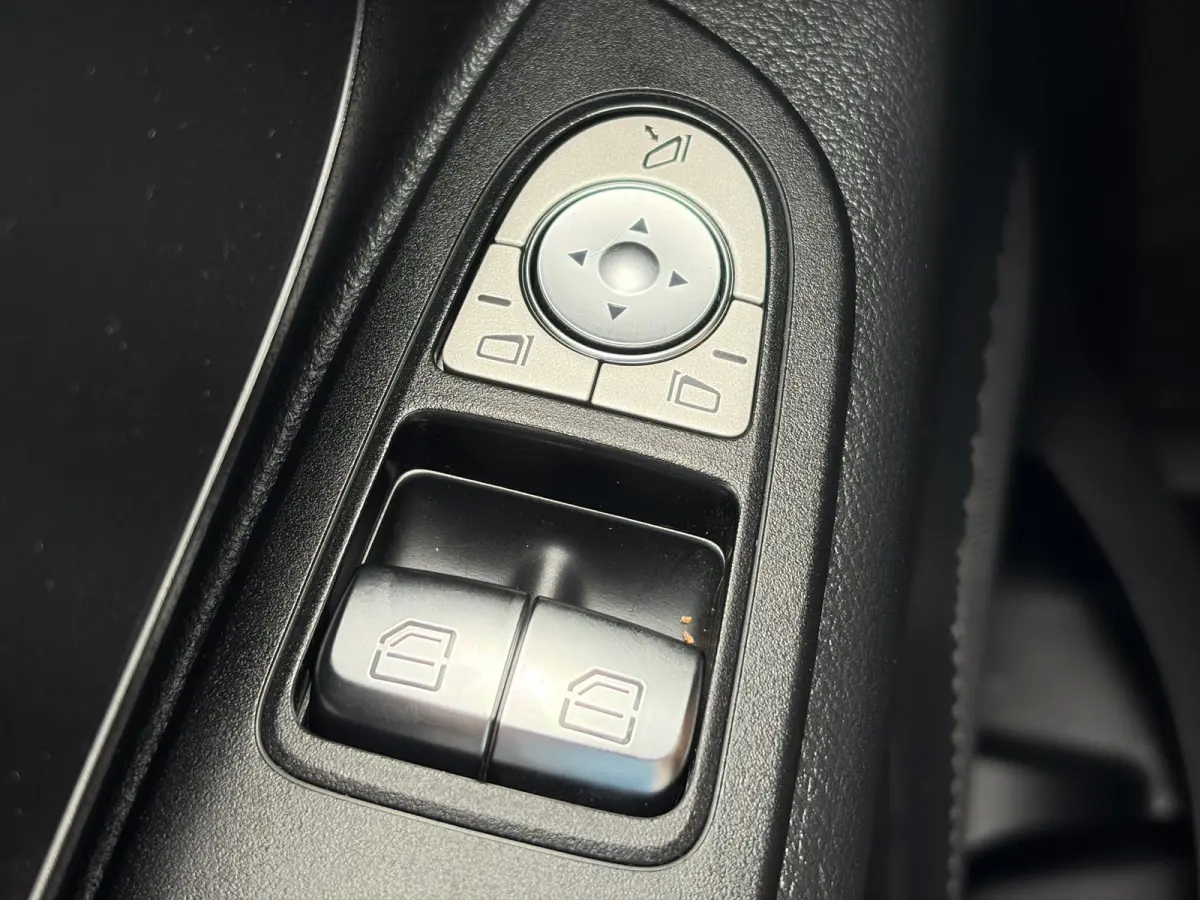 119 CDI*AUTOM.*ECC*NAVI*CAM*TEL*3PERS*LED*