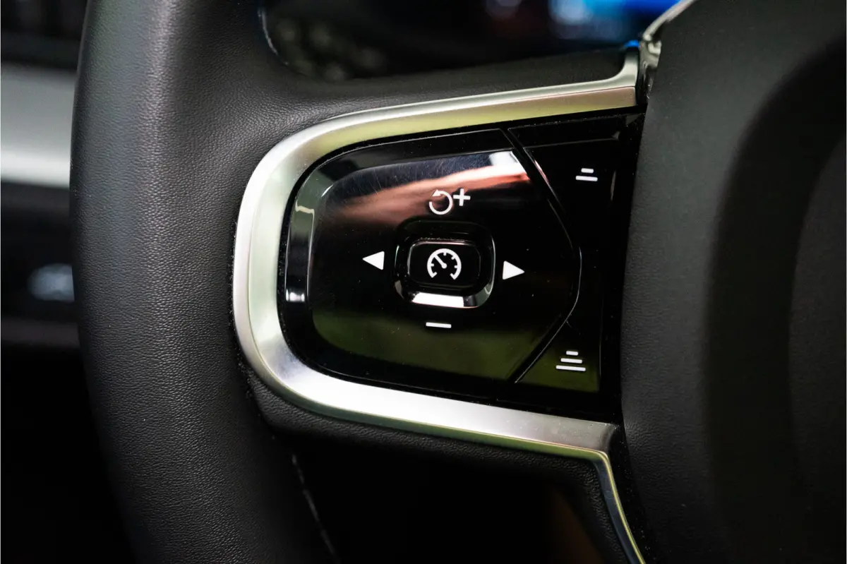 2.0 T6 Plug-in hybrid AWD Plus Dark Long Range 350PK | Harman/Kardon | Sportstoelen | LED | Pano | 12 MND Garantie