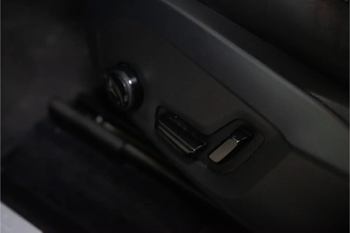 2.0 T6 Plug-in hybrid AWD Plus Dark Long Range 350PK | Harman/Kardon | Sportstoelen | LED | Pano | 12 MND Garantie