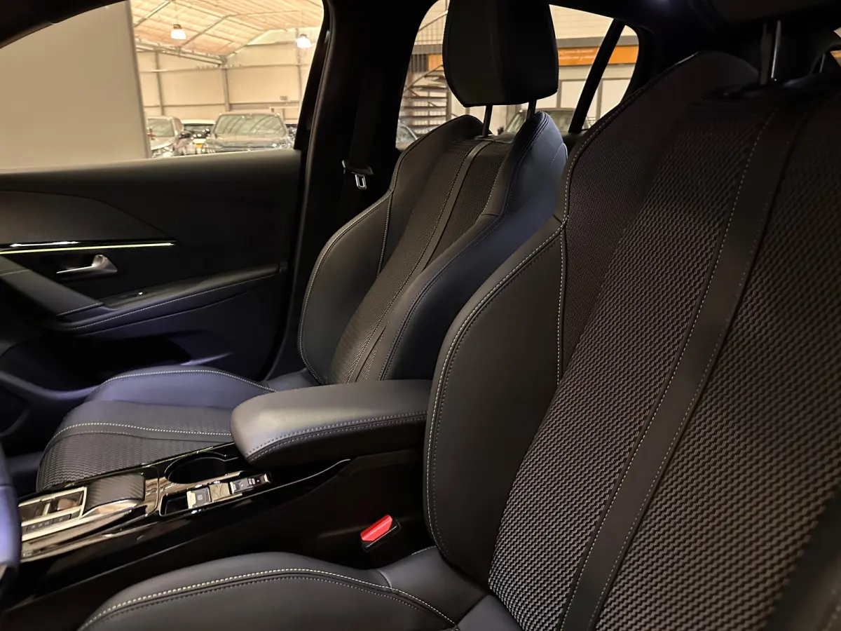 Hybrid 100 e-DCS6 GT Camera | Leder/Stof | Carplay | 17LMV | Dode hoek | Clima | Cruise | Carplay | Bluetooth | Navigatie | Getint glas | Achteruitrijcamera | Apple Carplay/Android Auto|tele