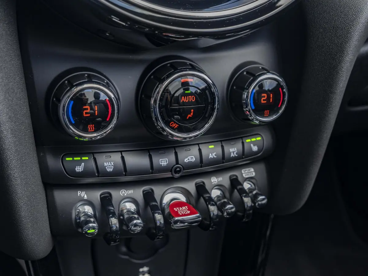 Harman-Kardon | Stoel en stuurverwarming | Blackline Exterieur