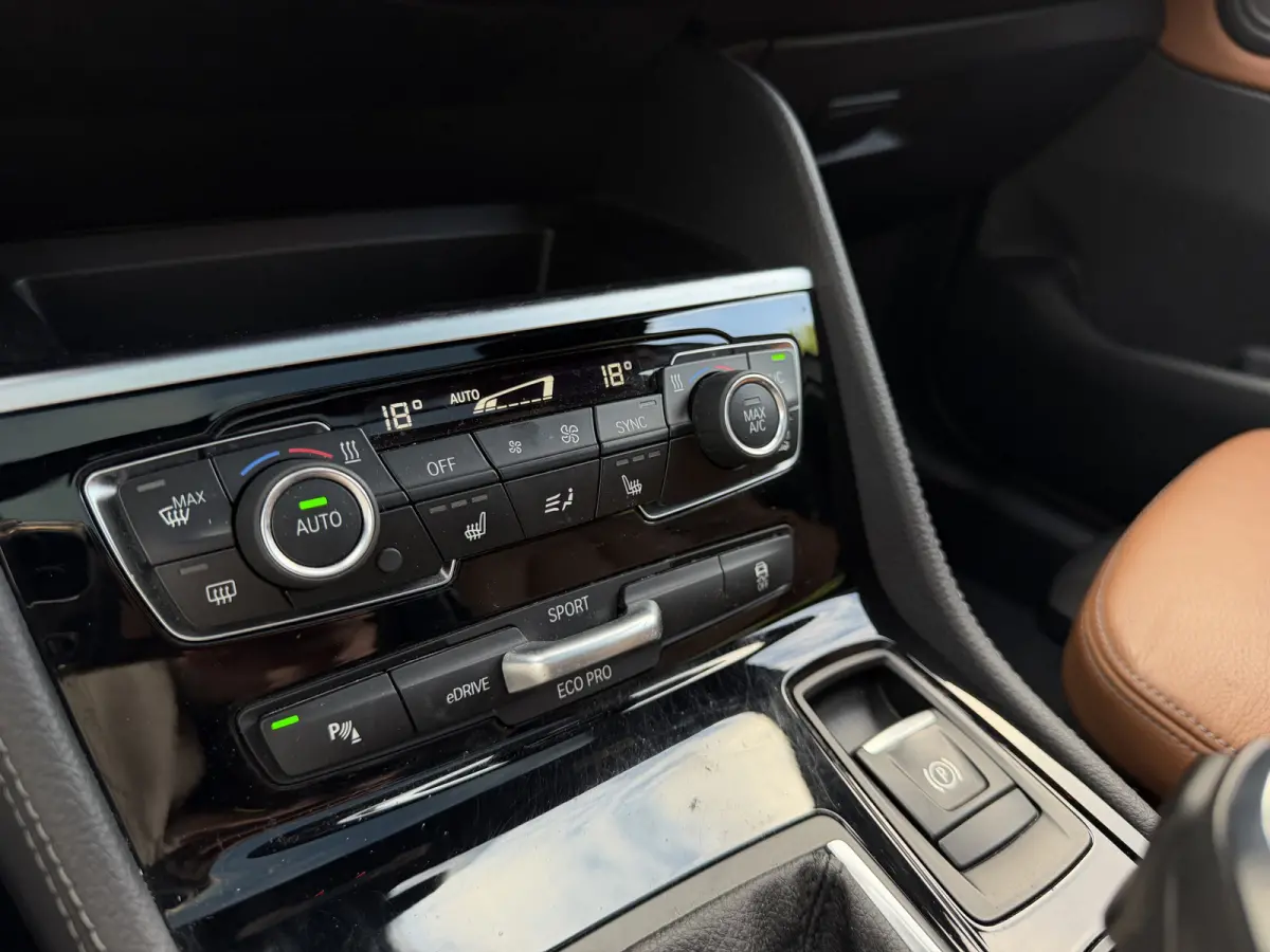 225xe iPerformance / Leder / Cruise C.  / LED / Sensoren V+A / Multimedia /