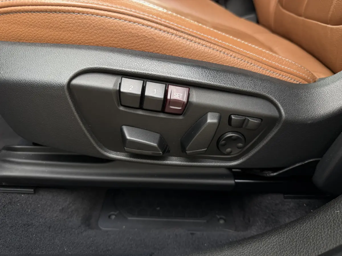 225xe iPerformance / Leder / Cruise C.  / LED / Sensoren V+A / Multimedia /