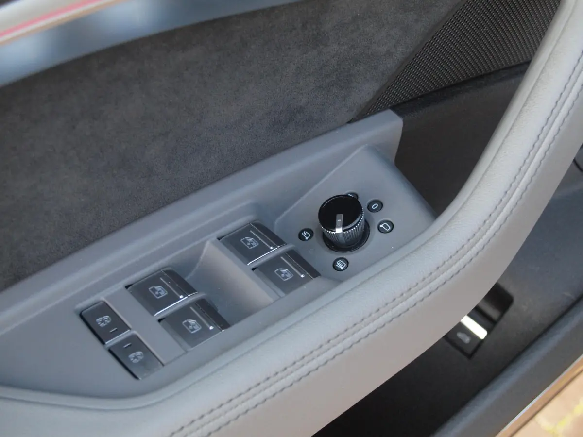 55 quattro S edition 95 kWh | SOH 92% | S-Line Stoelen | Panoramadak | Bang & Olufsen | Camera | Ambienteverlichting |