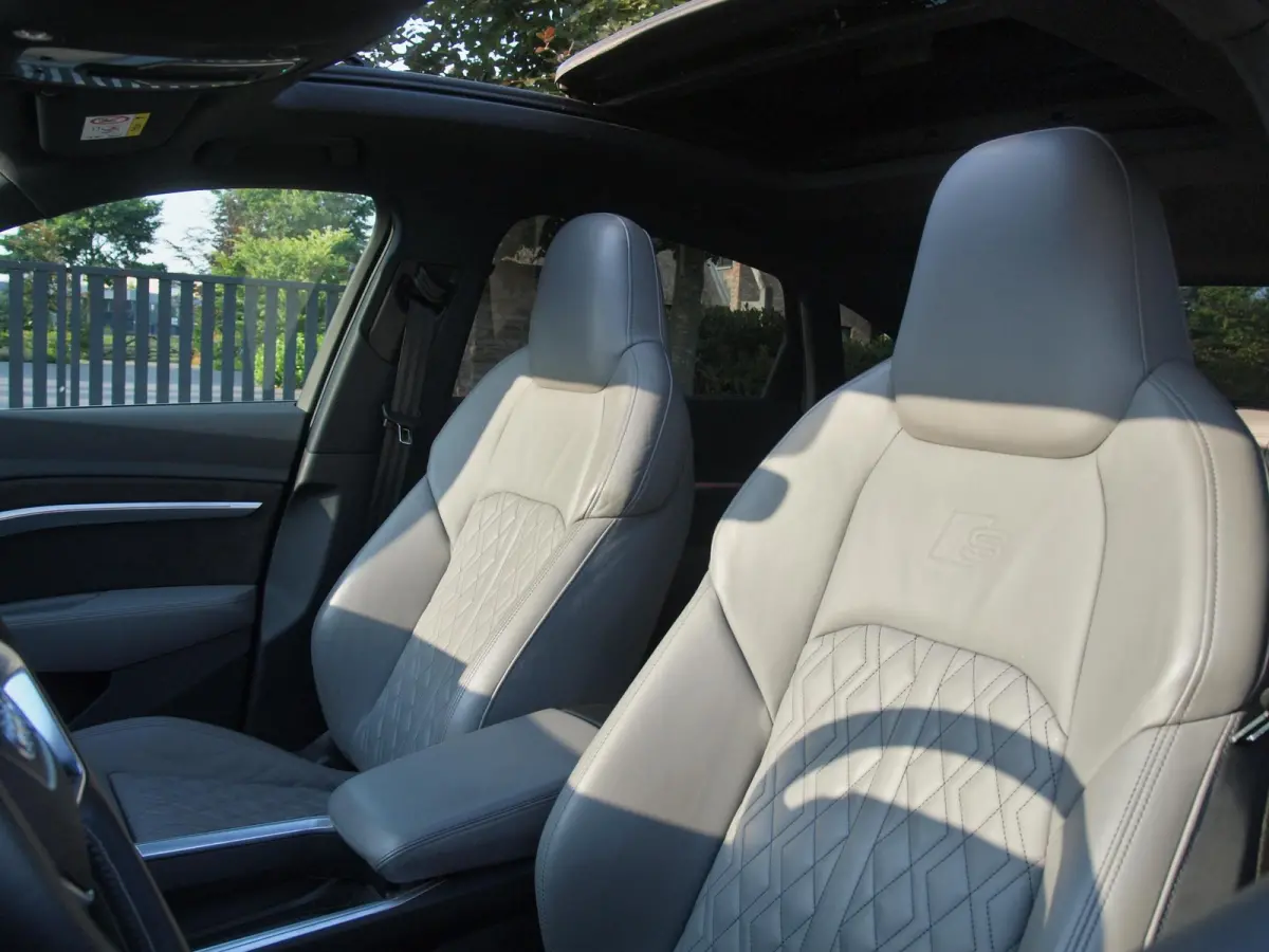 55 quattro S edition 95 kWh | SOH 92% | S-Line Stoelen | Panoramadak | Bang & Olufsen | Camera | Ambienteverlichting |