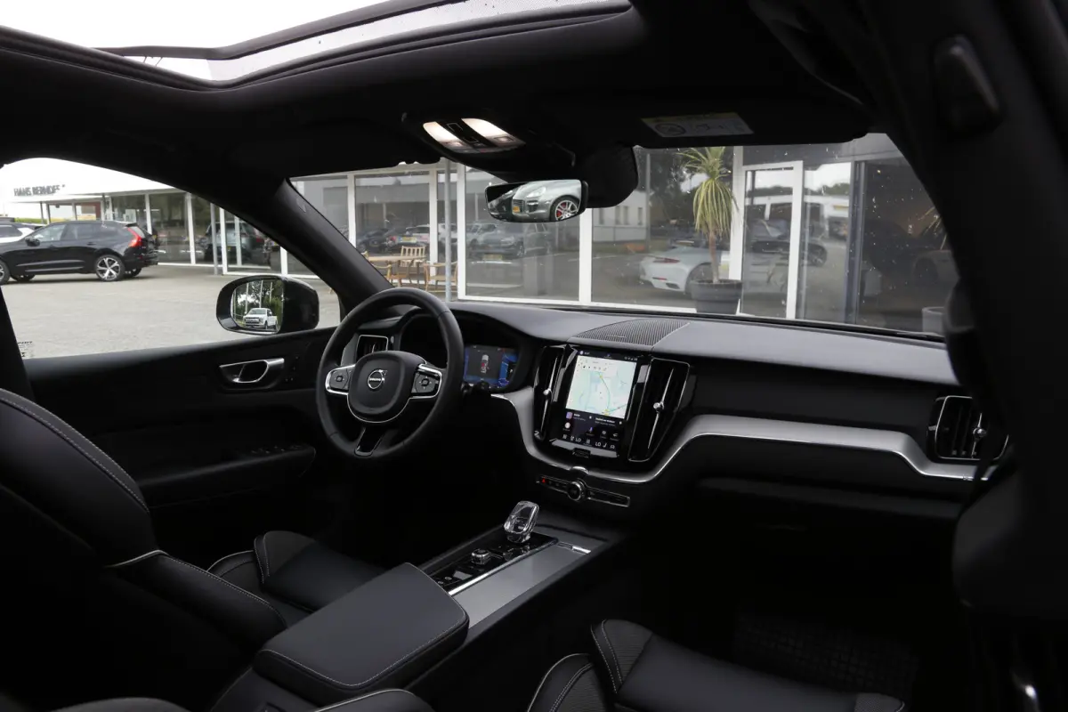 2.0 T6 Plug-in hybrid Long Range AWD Plus Dark*Perfect Volvo Onderh.*Pano/Elek. Trekhaak/R-Design Stoelen/Stoelverw.V+A/Stuurverw./ACC/Pilot ass./360 Camera/Memorie/BLIS/Parkeersens.V+A/21 i