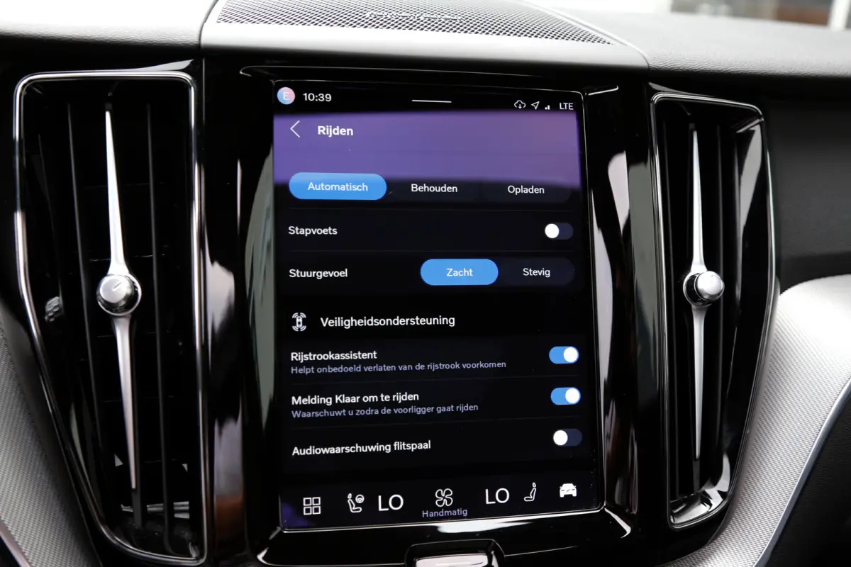 2.0 T6 Plug-in hybrid Long Range AWD Plus Dark*Perfect Volvo Onderh.*Pano/Elek. Trekhaak/R-Design stoelen/Stoelverw.V+A/Stuurverw./ACC/Pilot ass./360 Camera/Memorie/BLIS/Parkeersens.V+A/21 i