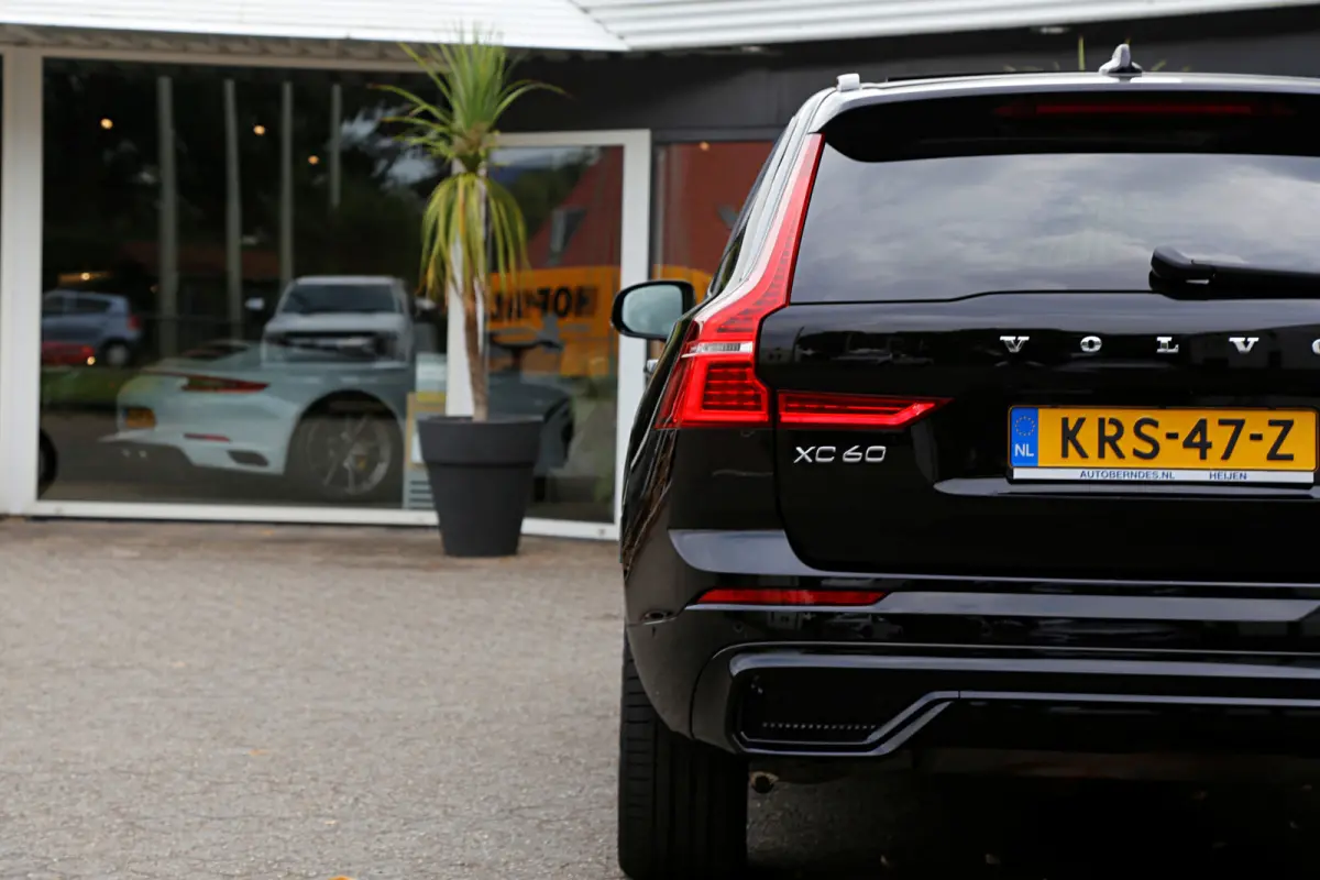 2.0 T6 Plug-in hybrid Long Range AWD Plus Dark*Perfect Volvo Onderh.*Pano/Elek. Trekhaak/R-Design stoelen/Stoelverw.V+A/Stuurverw./ACC/Pilot ass./360 Camera/Memorie/BLIS/Parkeersens.V+A/21 i