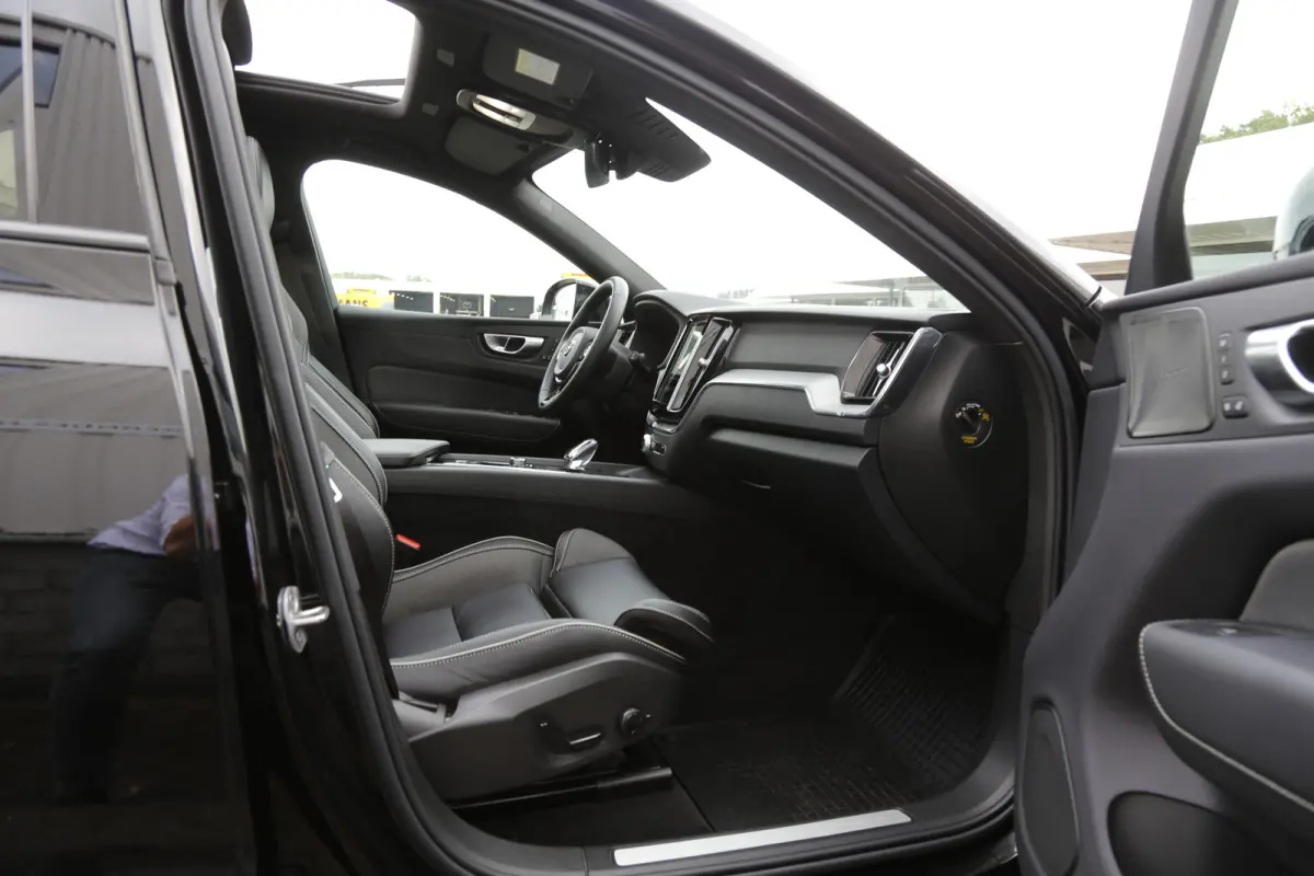 2.0 T6 Plug-in hybrid Long Range AWD Plus Dark*Perfect Volvo Onderh.*Pano/Elek. Trekhaak/R-Design stoelen/Stoelverw.V+A/Stuurverw./ACC/Pilot ass./360 Camera/Memorie/BLIS/Parkeersens.V+A/21 i