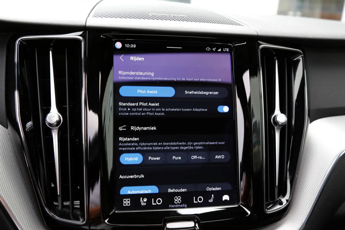 2.0 T6 Plug-in hybrid Long Range AWD Plus Dark*Perfect Volvo Onderh.*Pano/Elek. Trekhaak/R-Design stoelen/Stoelverw.V+A/Stuurverw./ACC/Pilot ass./360 Camera/Memorie/BLIS/Parkeersens.V+A/21 i