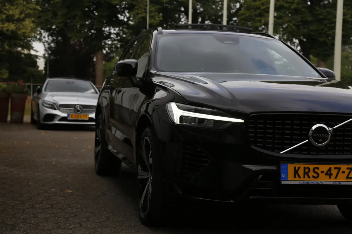 2.0 T6 Plug-in hybrid Long Range AWD Plus Dark*Perfect Volvo Onderh.*Pano/Elek. Trekhaak/R-Design stoelen/Stoelverw.V+A/Stuurverw./ACC/Pilot ass./360 Camera/Memorie/BLIS/Parkeersens.V+A/21 i