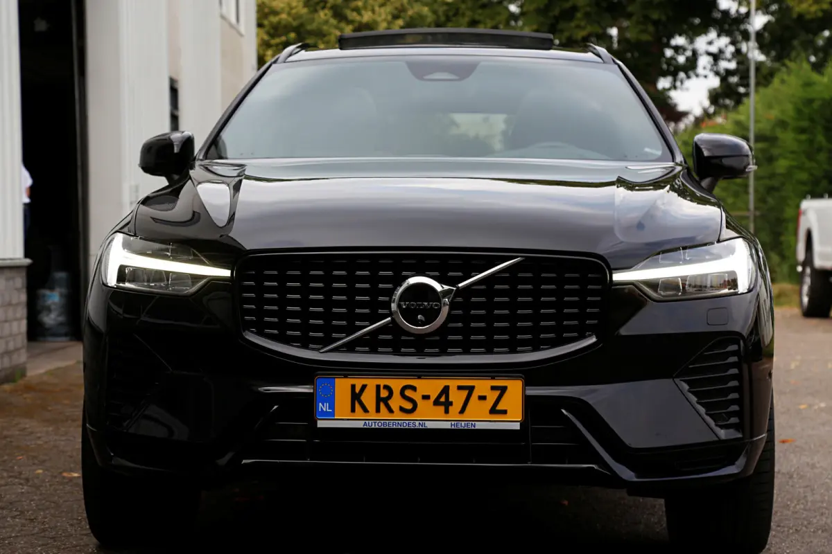 2.0 T6 Plug-in hybrid Long Range AWD Plus Dark*Perfect Volvo Onderh.*Pano/Elek. Trekhaak/R-Design stoelen/Stoelverw.V+A/Stuurverw./ACC/Pilot ass./360 Camera/Memorie/BLIS/Parkeersens.V+A/21 i