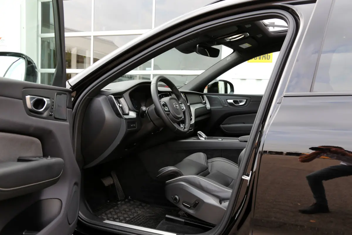 2.0 T6 Plug-in hybrid Long Range AWD Plus Dark*Perfect Volvo Onderh.*Pano/Elek. Trekhaak/R-Design stoelen/Stoelverw.V+A/Stuurverw./ACC/Pilot ass./360 Camera/Memorie/BLIS/Parkeersens.V+A/21 i