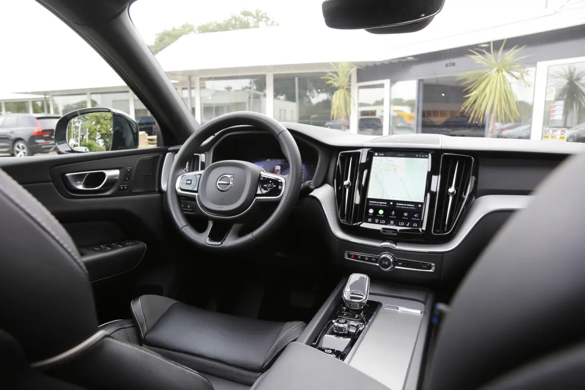 2.0 T6 Plug-in hybrid Long Range AWD Plus Dark*Perfect Volvo Onderh.*Pano/Elek. Trekhaak/R-Design stoelen/Stoelverw.V+A/Stuurverw./ACC/Pilot ass./360 Camera/Memorie/BLIS/Parkeersens.V+A/21 i