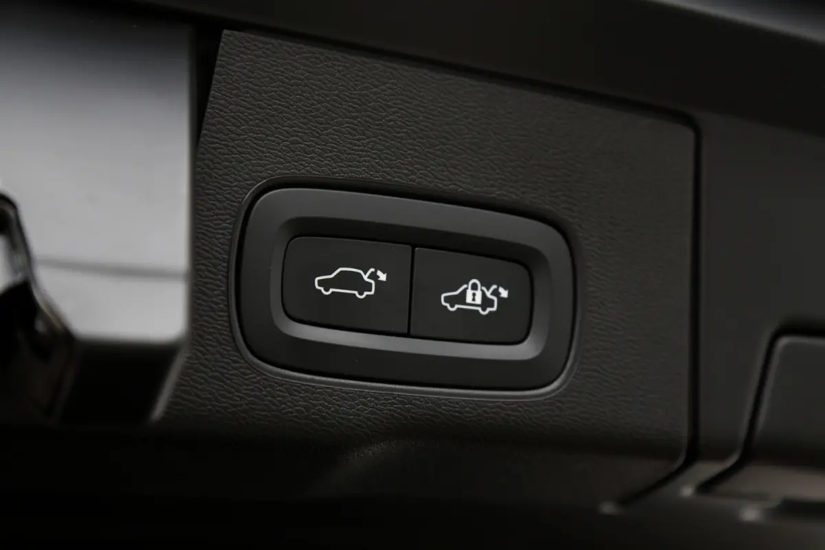 2.0 T6 Plug-in hybrid Long Range AWD Plus Dark*Perfect Volvo Onderh.*Pano/Elek. Trekhaak/R-Design stoelen/Stoelverw.V+A/Stuurverw./ACC/Pilot ass./360 Camera/Memorie/BLIS/Parkeersens.V+A/21 i
