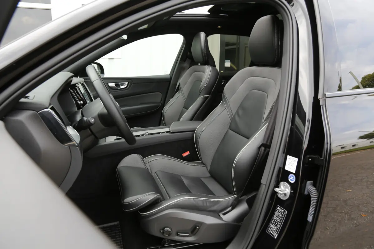 2.0 T6 Plug-in hybrid Long Range AWD Plus Dark*Perfect Volvo Onderh.*Pano/Elek. Trekhaak/R-Design stoelen/Stoelverw.V+A/Stuurverw./ACC/Pilot ass./360 Camera/Memorie/BLIS/Parkeersens.V+A/21 i