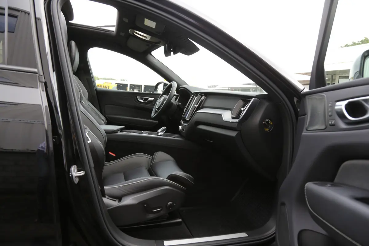 2.0 T6 Plug-in hybrid Long Range AWD Plus Dark*Perfect Volvo Onderh.*Pano/Elek. Trekhaak/R-Design stoelen/Stoelverw.V+A/Stuurverw./ACC/Pilot ass./360 Camera/Memorie/BLIS/Parkeersens.V+A/21 i