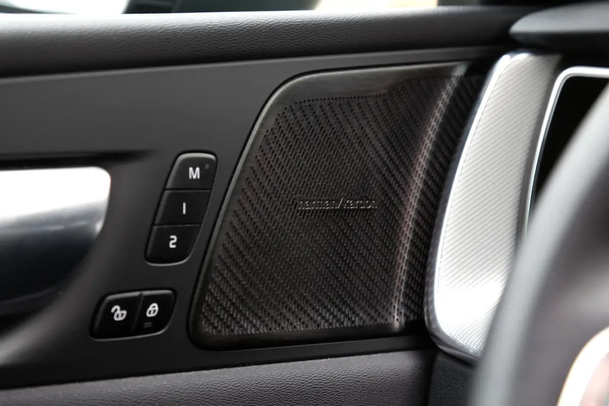 2.0 T6 Plug-in hybrid Long Range AWD Plus Dark*Perfect Volvo Onderh.*Pano/Elek. Trekhaak/R-Design stoelen/Stoelverw.V+A/Stuurverw./ACC/Pilot ass./360 Camera/Memorie/BLIS/Parkeersens.V+A/21 i